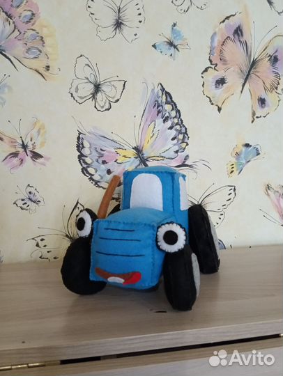 Игрушка синий трактор