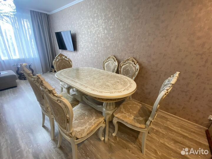 Стол и стулья