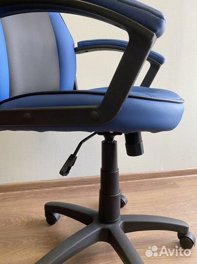 Офисное кресло. Гарантия 1 год