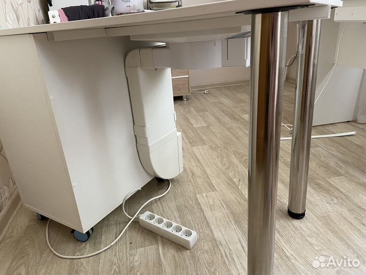 Маникюрный стол