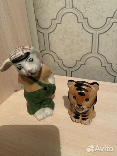 Статуэтка заяц хулиган с рогаткой и тигренок
