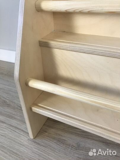 Книжная полка Монтессори