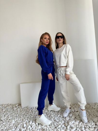 Спортивный женский костюм