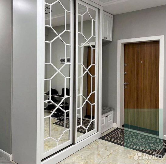 Зеркальный шкаф