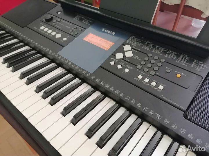 Синтезатор Yamaha psr e333 + самоучитель для игры