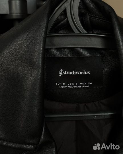 Чёрная кожаная куртка stradivarius