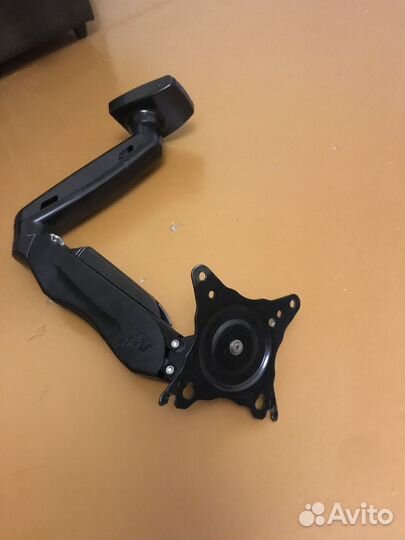 Кронштейн с газлифтом