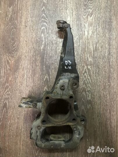 Кулак поворотный передний Discovery 3 Land Rover