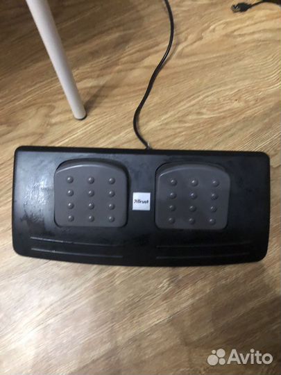 Игровой руль с педалями trust predator