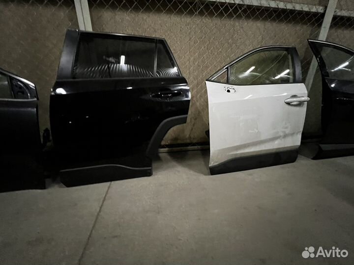 Левая дверь Тойота Рав 4 ха50