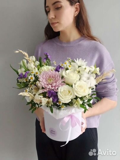 Букет в коробке полевой розы ромашки хризантемы