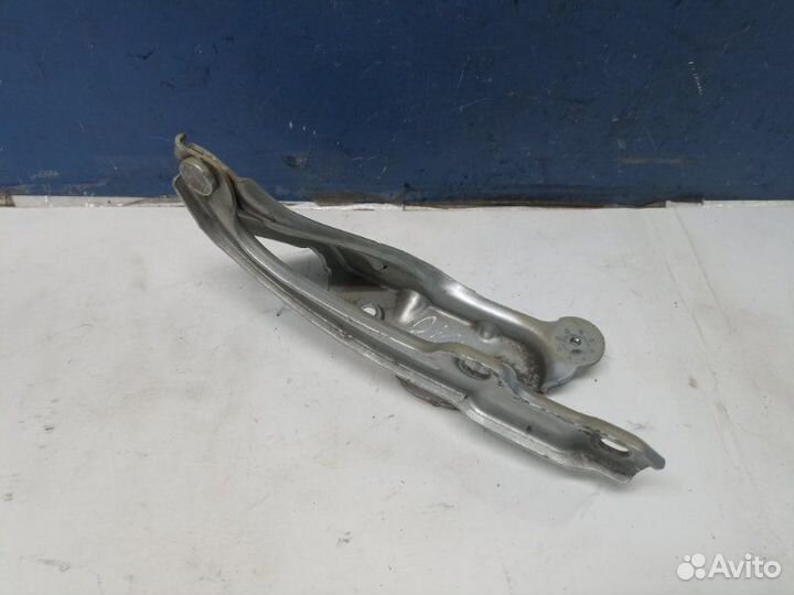 Петля капота левая Skoda Octavia A7 5E3