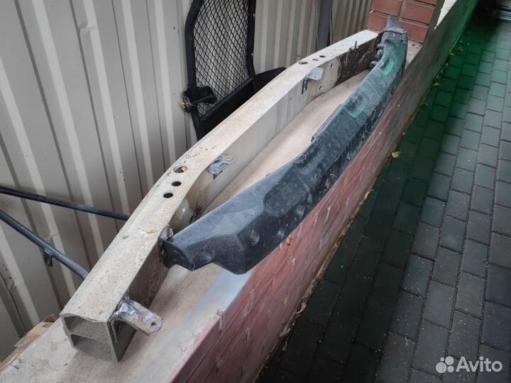 Усилитель бампера Тойота Ленд Крузер 200