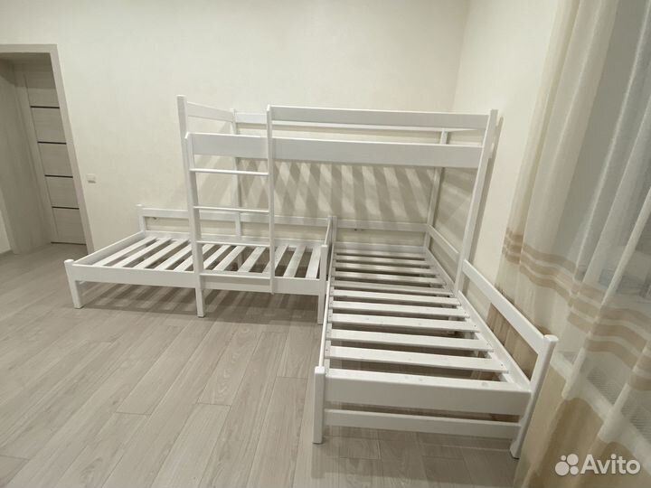 Двухъярусная кровать для троих детей
