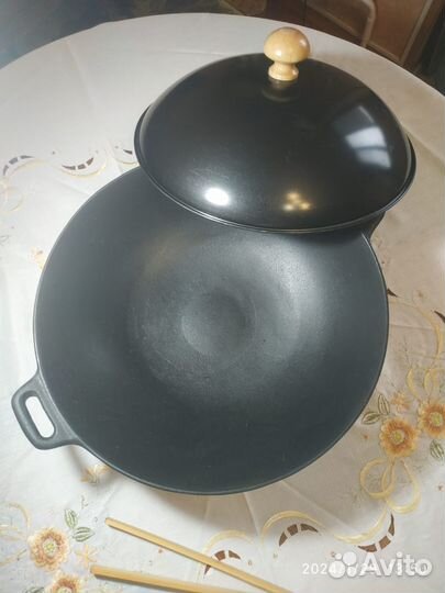 Чугунная сковорода-вок