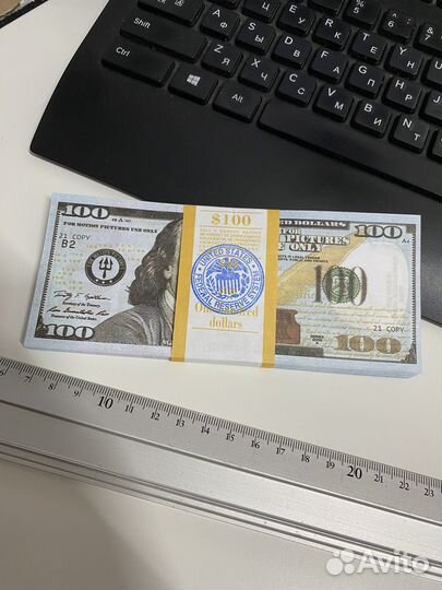 Пачка 100 долларов с печатью казначейства