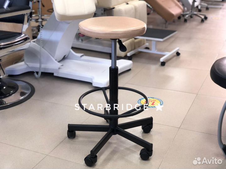 Стул мастера с опорой для ног