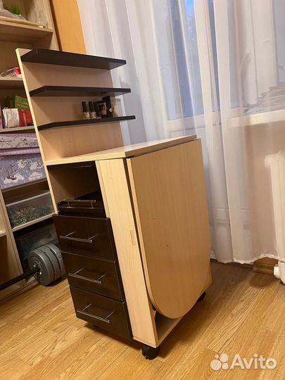 Маникюрный стол и другие принадлежности