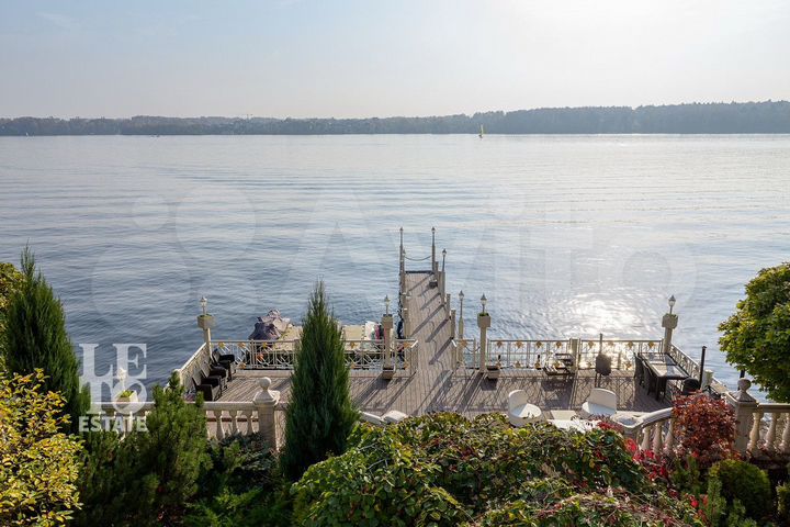 Дом 741,6 м² на участке 18 сот.