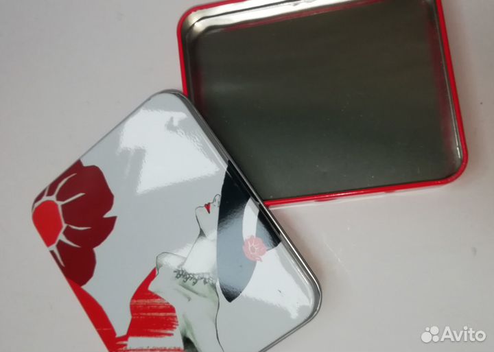 Коробочка металлическая красно-белая 11 на 9 см