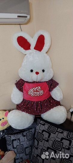 Большой плюшевый заяц