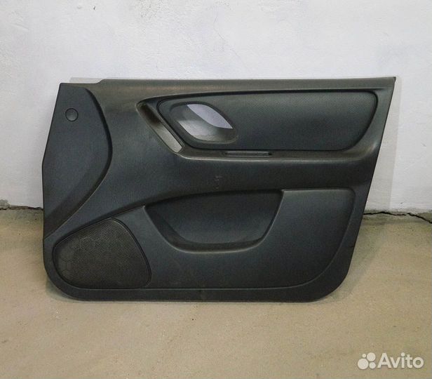 Обшивка двери передней правой Ford Escape 03г
