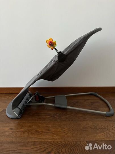 Шезлонг babybjorn с игрушкой