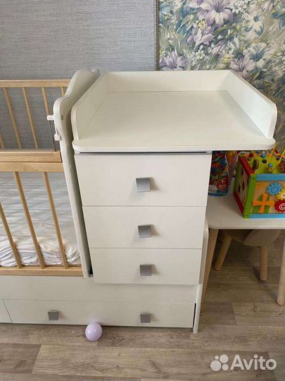 Детская кроватка с маятником и ящиком