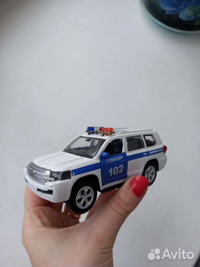 Металлическая машина Toyota Land Cruiser