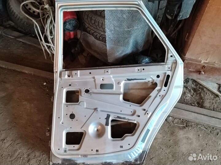 Задняя правая дверь ваз 2110
