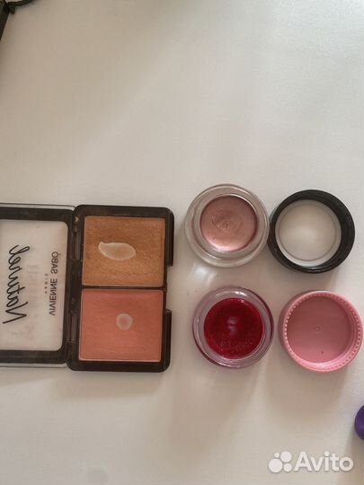Набор косметики. Помады румяна тени