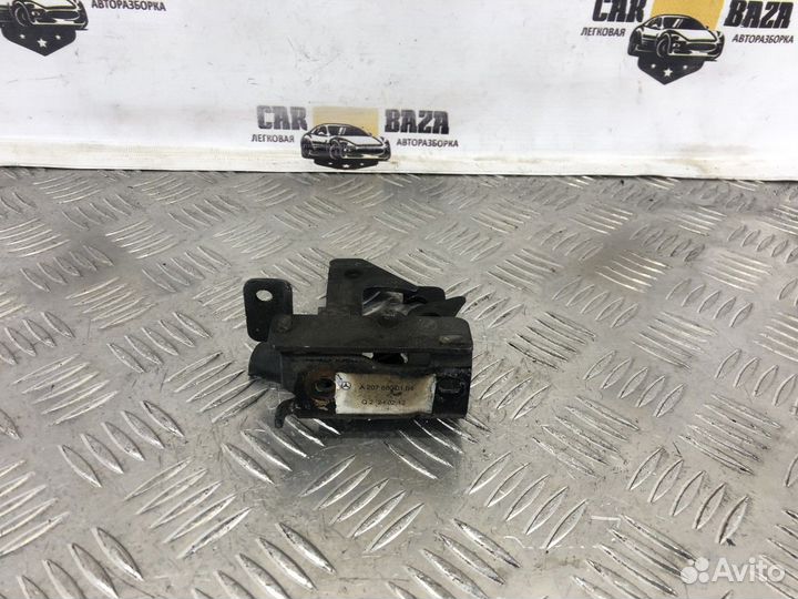 Крючок капота Mercedes-Benz E-class