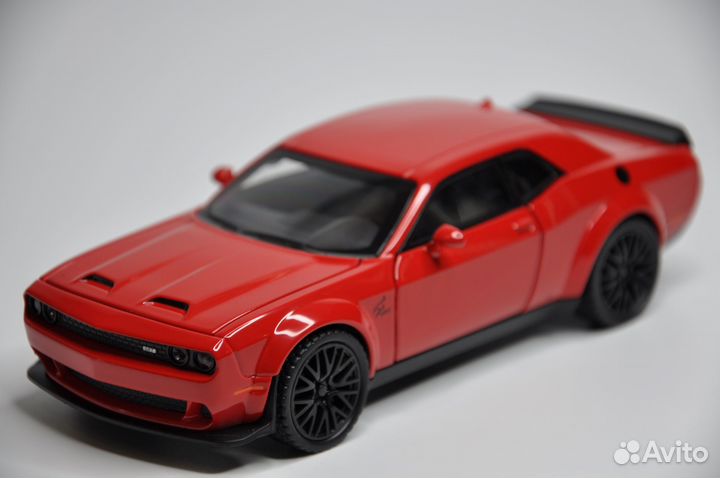 Модель автомобиля Dodge Challenger SRT металл
