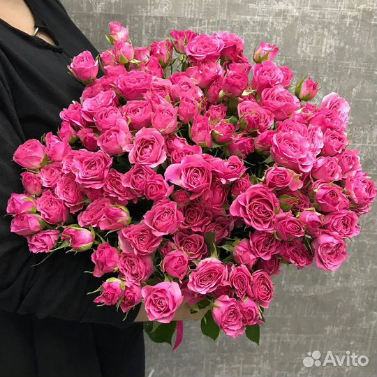 Букет из розовых кустовых роз