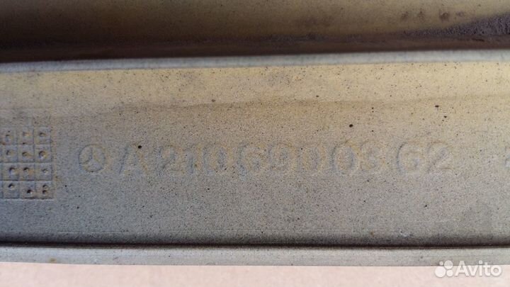 Молдинг передней левой двери Mercedes W210