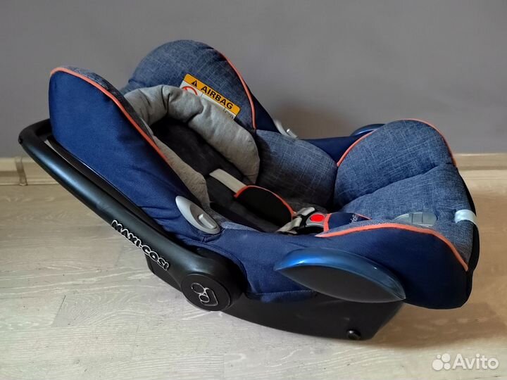 Автолюлька Maxi cosi cabriofix 0+ и адаптеры