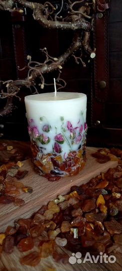 Ботаническая свеча из натурального воска с янтарём