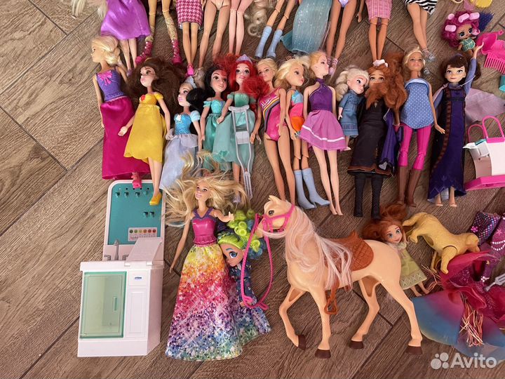 Много кукол дисней, барби, винкс и тд