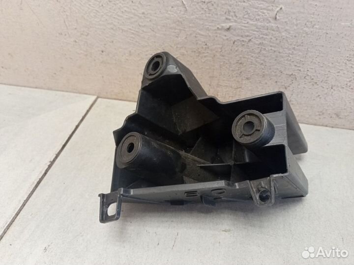 Кронштейн заднего бампера