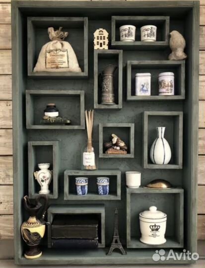 Деревянный шкаф с открытыми полками