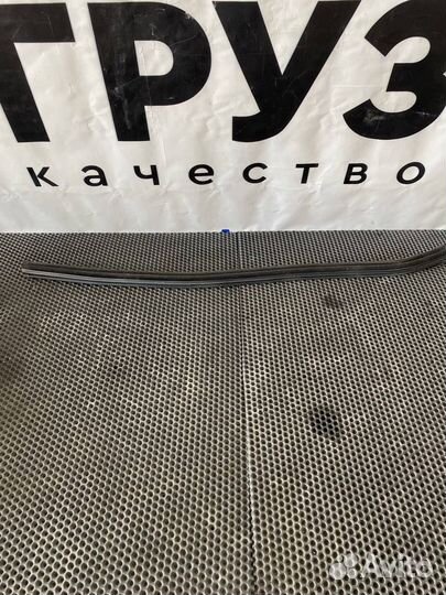 Уплотнитель стекла двери правый Renault T