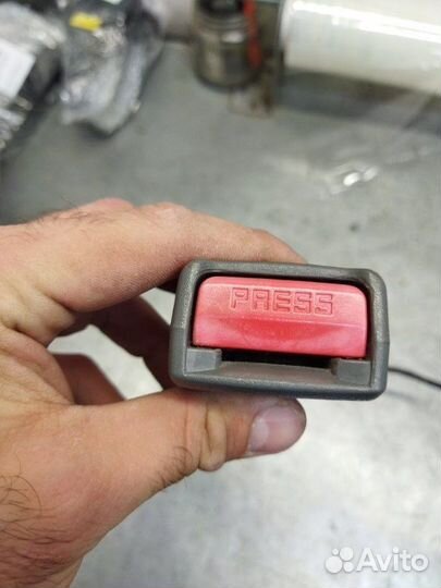 Ответная часть ремня безопасности передняя правая