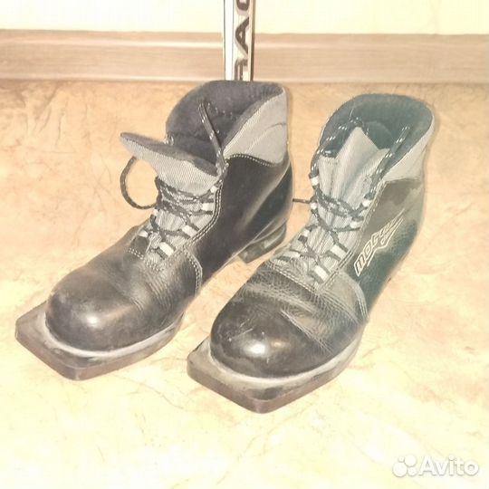 Лыжные ботинки и лыжи