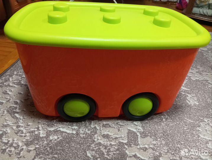 Ящик пластиковый с крышкой колесах