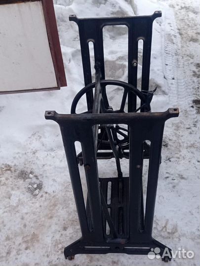 Стальные ножки, резные от швейной машинки