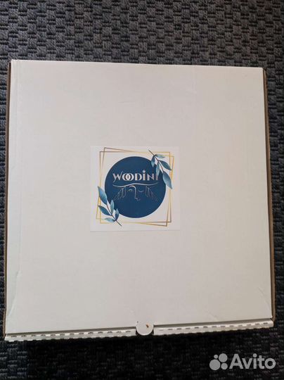 Винный деревянный столик