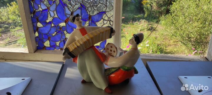 Статуэтка фарфоровая Пляска с бубном и гармошкой