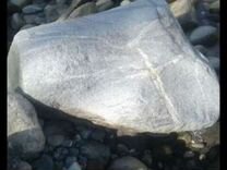 Камень природного происхождения вес около тонны
