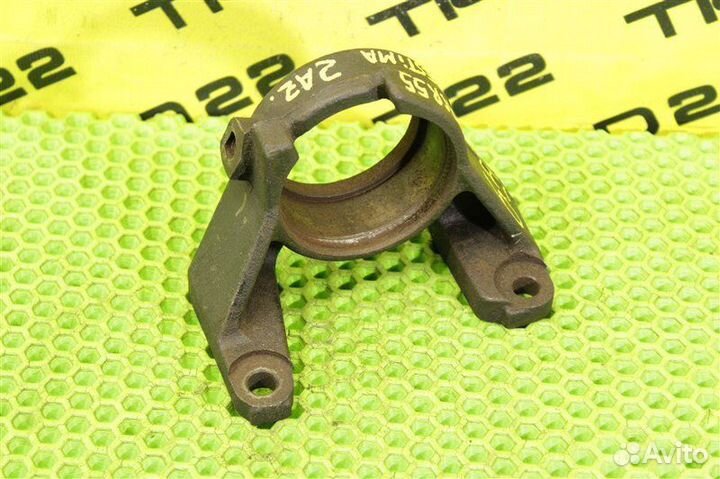 Кронштейн привода, полуоси передний правый Toyota