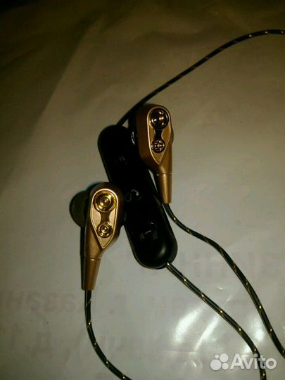 Беспроводные блютуз наушники. Играют громко